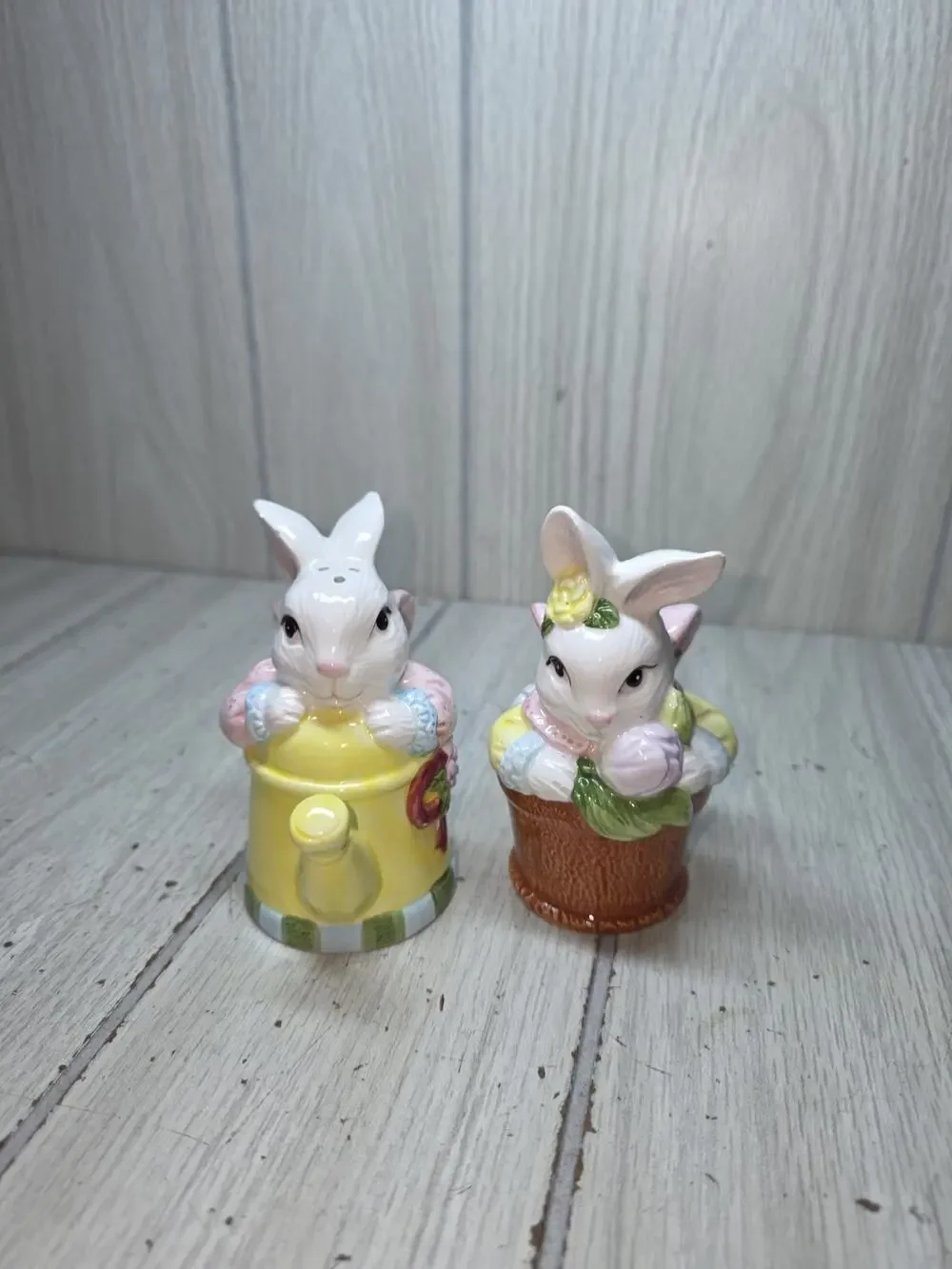Vintage 1996 Jay Imports Spring Easter Bunny Salt & Pepper Shakers 4